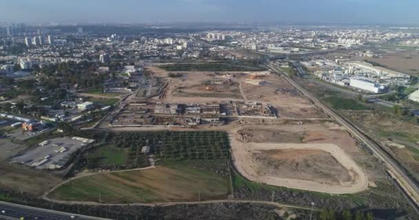 Luftaufnahme über Israel offene Felder mit Verkehrswegen und Blick auf die Landwirtschaft. Weitblick über Agrar und Ackerland auf dem Land im Mittleren Osten — Stockvideo