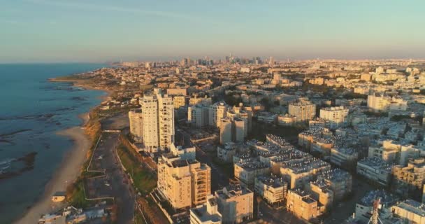 Bela vista aérea de Bat Yam Beach e hotéis durante o pôr do sol ou nascer do sol, uma cidade ao lado de Tel Aviv - Jaffa, Israel — Vídeo de Stock
