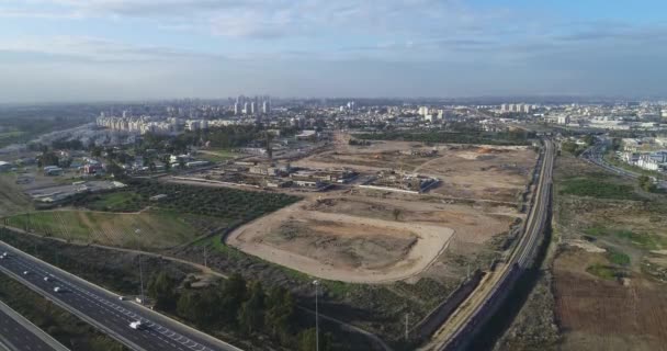 Vista aérea sobre Israel campos abertos com estradas de tráfego e vista agricultura. Vista panorâmica ampla sobre agronomia e terras agrícolas no interior do país do Oriente Médio — Vídeo de Stock