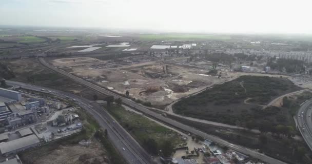 Widok z lotu ptaka na Izrael otwarte pola z widokiem na drogi i rolnictwo. Panoramiczny widok na agronomię i pola uprawne na wsi na Bliskim Wschodzie — Wideo stockowe