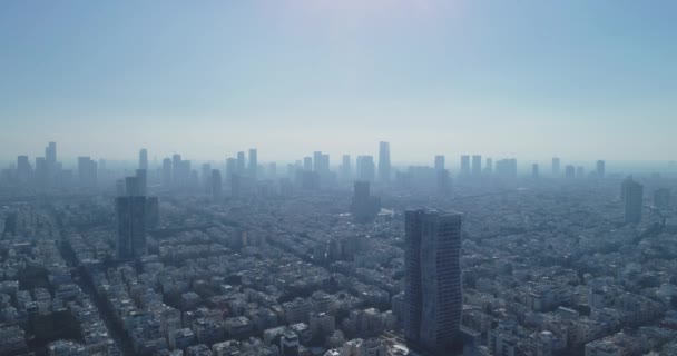İsrail 'in silueti insansız hava aracından. Tel Aviv 'in merkezinin üstündeki panoramik hava manzarası modern, iş şehri, yüksek kuleler ve gökdelenlerle kentsel manzara. — Stok video