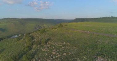 İsrail 'in kuzeyindeki Golan Tepeleri ve Taiberia' nın üzerinde hava görüntüleri. Yeşil manzaralı açık alanlar ve Celile denizi üzerindeki dağlar ya da Ürdün vadisinde Kinnert 