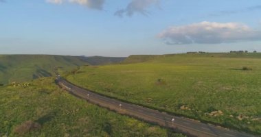 İsrail 'in kuzeyindeki Golan Tepeleri ve Taiberia' nın üzerinde hava görüntüleri. Yeşil manzaralı açık alanlar ve Celile denizi üzerindeki dağlar ya da Ürdün vadisinde Kinnert 