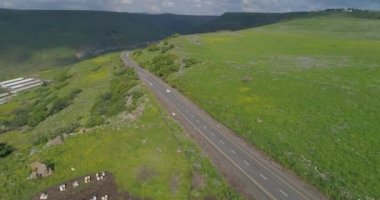 İsrail 'in kuzeyindeki Golan Tepeleri ve Taiberia' nın üzerinde hava görüntüleri. Yeşil manzaralı açık alanlar ve Celile denizi üzerindeki dağlar ya da Ürdün vadisinde Kinnert 
