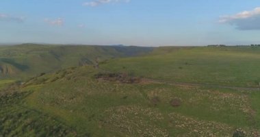 İsrail 'in kuzeyindeki Golan Tepeleri ve Taiberia' nın üzerinde hava görüntüleri. Yeşil manzaralı açık alanlar ve Celile denizi üzerindeki dağlar ya da Ürdün vadisinde Kinnert 
