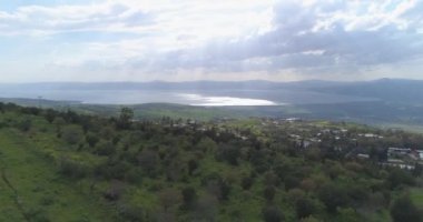 İsrail 'in kuzeyindeki Golan Tepeleri ve Taiberia' nın üzerinde hava görüntüleri. Yeşil manzaralı açık alanlar ve Celile denizi üzerindeki dağlar ya da Ürdün vadisinde Kinnert 