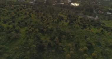 İsrail 'in kuzeyindeki Golan Tepeleri ve Taiberia' nın üzerinde hava görüntüleri. Yeşil manzaralı açık alanlar ve Celile denizi üzerindeki dağlar ya da Ürdün vadisinde Kinnert 
