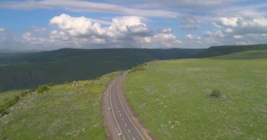 İsrail 'in kuzeyindeki Golan Tepeleri ve Taiberia' nın üzerinde hava görüntüleri. Yeşil manzaralı ve Celile 'nin yukarısındaki dağlarla ya da Ürdün vadisindeki Kinnert' le boş yol şeridi. 