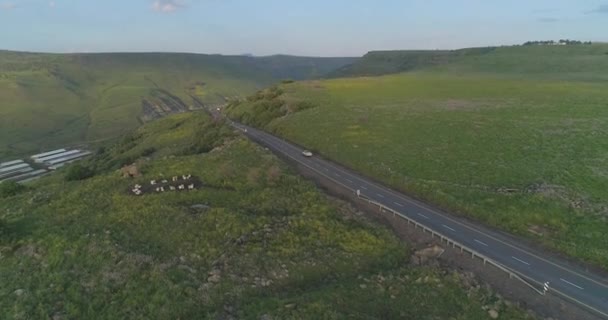 Zdjęcia lotnicze nad wzgórzami Golan i Taiberia w północnym Izraelu. Jazda samochodem po pasie drogowym na otwartych polach z zielonymi krajobrazami i górami nad morzem Galilejskim lub Kinnert w dolinie Jordanu — Wideo stockowe