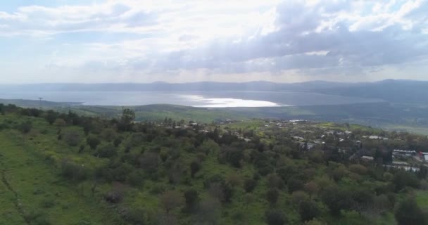 Zdjęcia lotnicze nad wzgórzami Golan i Taiberia w północnym Izraelu. Otwarte pola z zielonymi krajobrazami i górami nad morzem Galilejskim lub Kinnert w dolinie Jordanu — Wideo stockowe