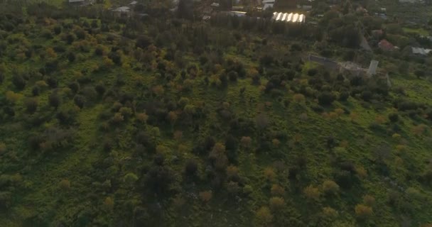 Plan aérien au-dessus des hauteurs du Golan et de la Taibérie au nord d'Israël. Champs ouverts avec paysages verts et montagnes au-dessus de la mer de Galilée ou Kinnert à la vallée du Jourdain  