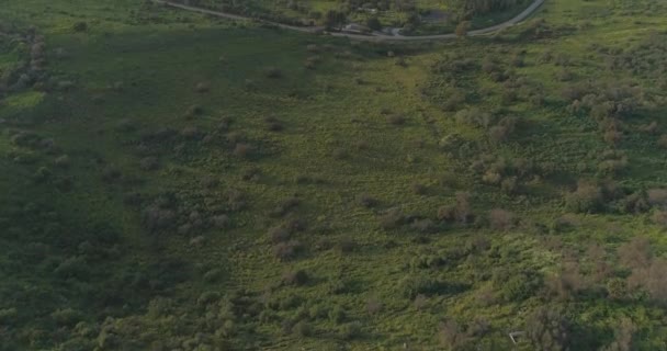 Aerial shot above Golan Heights and Taiberia in North of Israel. Campos abiertos con paisajes verdes y montañas sobre el mar de Galilea o Kinnert en el valle del Jordán — Vídeos de Stock