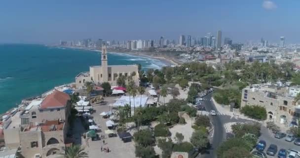 Luchtdrone view Israel Tel Aviv - Yafo bij St. Peters Church, Jaffa. Een oude middeleeuwse aanbidding plaats die de co-existentie van alle religies uitdrukken — Stockvideo