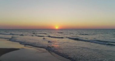 Hava aracının alçak açılı güzel günbatımı manzarası denizin üzerinde. Akşamları deniz suyu yüzeyine yansıyan altın güneş. Vuruş serbest.