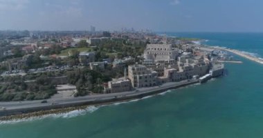 Tel Aviv - Jaffa. Hava aracı görüntüleri. Jaffa 'daki Aziz Peters Kilisesi' nden Tel Aviv plajlarına ve Skyline şehir manzarasına uç.