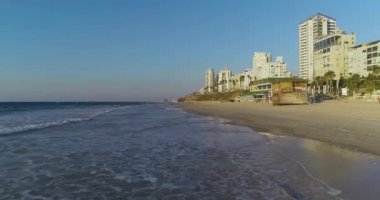 Güzel hava manzarası ve alçak duruş Bat Yam Plajı ve otellerindeki karantinada boş plajları gösteriyor. Tel Aviv 'in yanında bir sahil kenti - Jaffa, İsrail