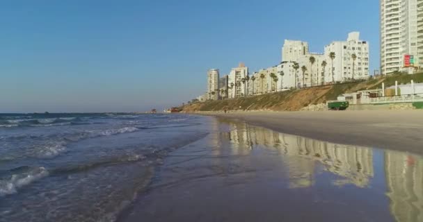 Όμορφη Εναέρια χαμηλή γωνία και χαμηλή στάση Θέα σε άδειες παραλίες στην καραντίνα στο Bat Yam Beach And Hotels. Μια παραθαλάσσια πόλη δίπλα στο Τελ Αβίβ - Τζαφά, Ισραήλ — Αρχείο Βίντεο