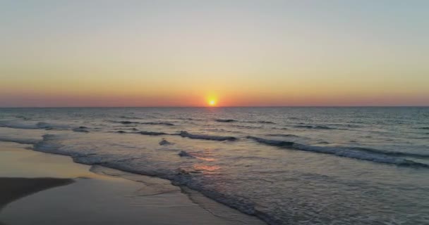 Drone aéreo vista de baixo ângulo do belo pôr do sol sobre o mar. Sol dourado refletindo sobre a superfície da água do mar à noite. panning tiro sem pessoas — Vídeo de Stock