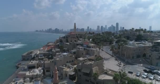 テルアビブ-ジャファ。空中ドローン映像。ジャファのサンピエトロ教会からテルアビブのビーチやスカイラインの街並みに飛ぶ — ストック動画