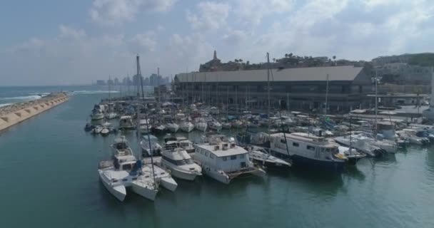 ボートやヨット駐車場や係留されたポートマリーナベイの上の空中ビュー。地中海観光｜背景にテルアビブJaffaで撮影した旅行 — ストック動画