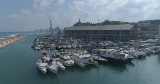 Vista aerea sopra baia marina porto con barche e yacht Parcheggio o ormeggiato. Turismo Mediterraneo Viaggio girato con Tel aviv Jaffa sullo sfondo — Video Stock