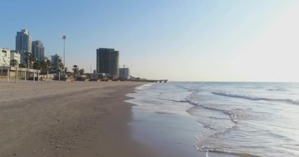 Gyönyörű légi alacsony szög és alacsony hozzáállás Nézd meg az üres strandok karantén Bat Yam Beach és szállodák. Partmenti város Tel Aviv - Jaffa, Izrael mellett — Stock videók