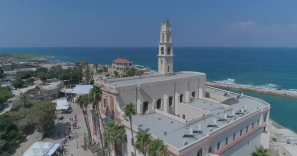 Vista aérea do drone Israel Tel Aviv - Yafo na Igreja de St. Peters, Jaffa. Um antigo lugar de adoração medieval que expressa a coexistência de todas as religiões — Vídeo de Stock