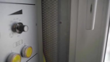 İnsan eli kontrol panelinin arkasında çalışır ve inşaat sanayi üretimindeki ağır makine operatörünün düğmelerine basar..