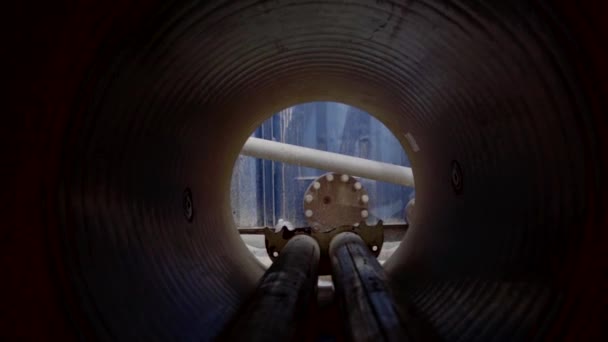 Snurra omloppsbana skott på en tom röret tunnel på byggarbetsplatsen av betong, struktur hål redo för arbete. — Stockvideo