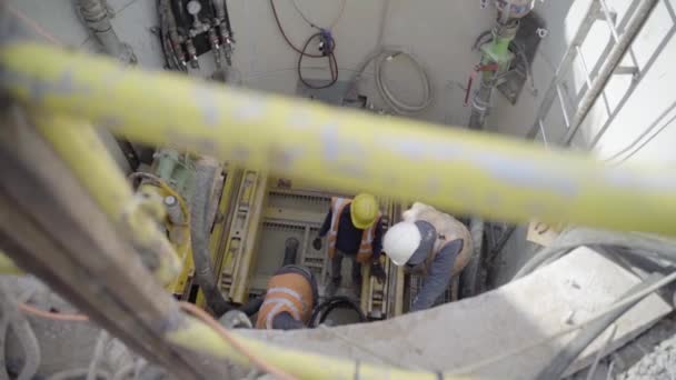 Hombres en el sitio de ingenieros de la industria pesada trabajando Dentro de tubo de tubería de hormigón, la fijación y reparación de tuberías de estructura. El uso de casco y uniforme en la escena de la construcción Industrial Manufacturing como primera toma en — Vídeo de stock