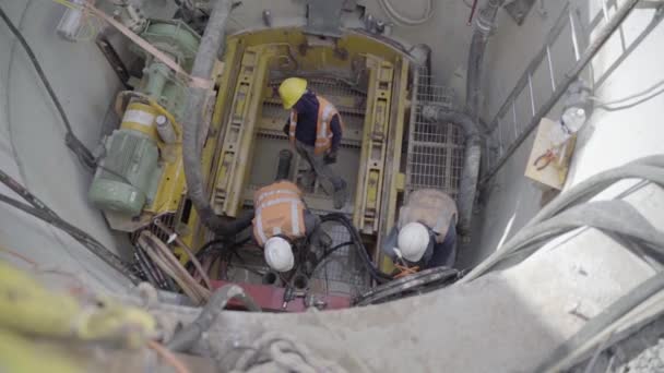 Hombres en el sitio de ingenieros de la industria pesada trabajando Dentro de tubo de tubería de hormigón, la fijación y reparación de tuberías de estructura. El uso de casco y uniforme en la escena de la construcción Industrial Manufacturing como primera toma en — Vídeo de stock