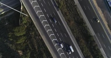 Otoyol trafik şeritleri ve otoyolda farklı yönlere giden araçlar üzerindeki hava üst görüntüsü