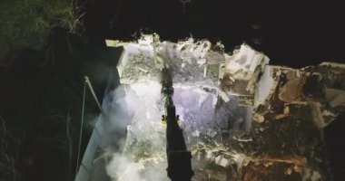 Hidrolik ezici kazıcı makineleri eski evi yıkmaya çalışıyor.