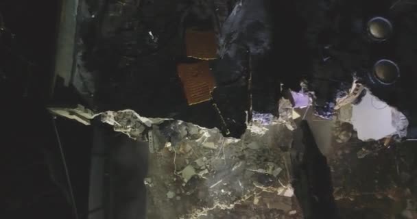 Escavadora de demolição destruindo um edifício antigo — Vídeo de Stock