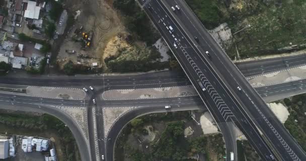 Bovenaanzicht vanuit de lucht over rijstroken en auto 's die op open snelweg in verschillende richtingen rijden — Stockvideo
