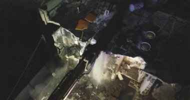 Hidrolik ezici kazıcı makineleri eski evi yıkmaya çalışıyor.