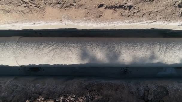 Shora dolů po přímém potrubí uvnitř kanálu z betonu a cementu. Letecký B-roll na staveništi venkovní infrastruktury — Stock video