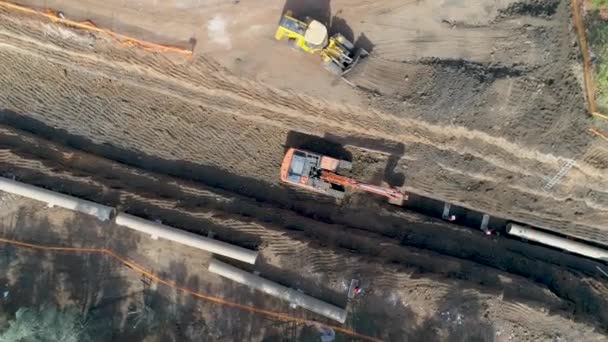 Chargement de saleté, de débris et de ferraille sur le conteneur du camion. Plan aérien au-dessus de la pelle tracteur charger les déchets de chantier sur le camion pour le déversement. machinerie lourde industrie équipement transport 