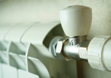 Isıtma sıvısını, sıcak suyu ve ısıtma sistemini kapatmak için valfli ısıtma bataryası.