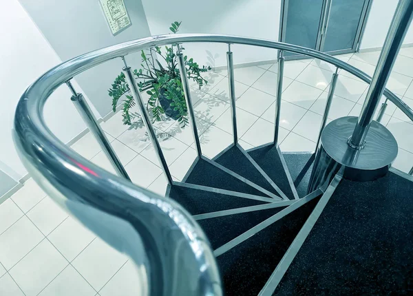 Spiral Trappa Högteknologisk Stil Modern Interiör Balustrade Mörkröd Bakgrund — Stockfoto