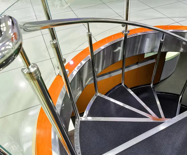 Escadaria Espiral Estilo Tech Interior Moderno Balaustrada Sobre Fundo Vermelho — Fotografia de Stock