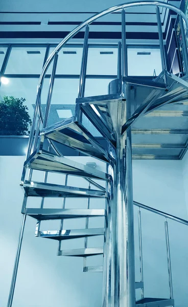 Escalera Caracol Estilo Tech Interior Moderno Balaustrada Sobre Fondo Rojo — Foto de Stock