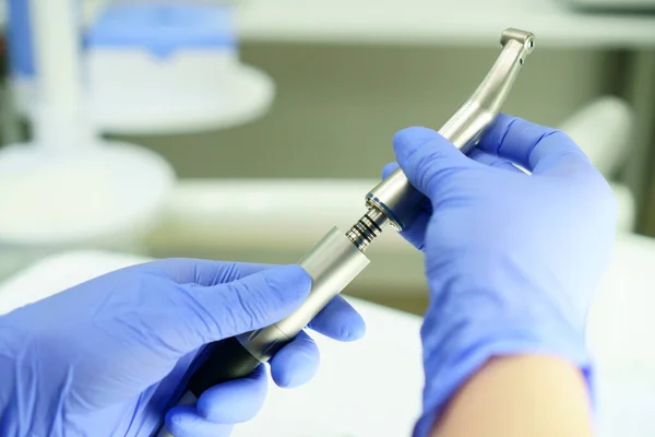 Läkare Ansluter Demonterad Bormaskin För Tandvård Förberedelse För Behandling Reparation Stockbild