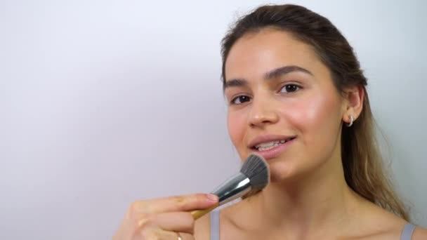 Atrakcyjna Mieszanka Kobiet Rasy Influencer Mówi Kosmetykach Ich Stosowaniu Pewna — Wideo stockowe