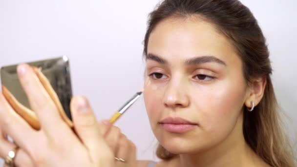 Vacker Blandras Ung Kvinna Tillämpa Makeup Självsäker Och Söt Brunett — Stockvideo