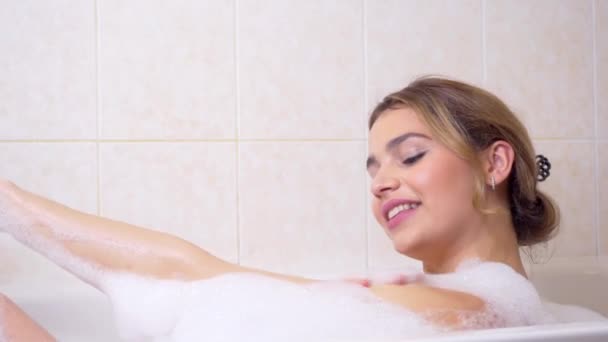 Bella Giovane Donna Sicura Che Bagno Con Schiuma Sorride Ride — Video Stock