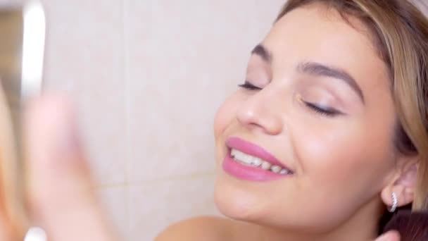 Confiada Joven Feliz Aplicación Maquillaje Preparándose Por Mañana Sonriendo Hermosa — Vídeos de Stock