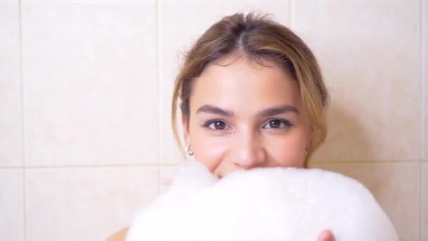 美丽而自信的年轻女性 带着泡沫洗澡 笑着笑着 照顾身体 洗衣服 — 图库视频影像