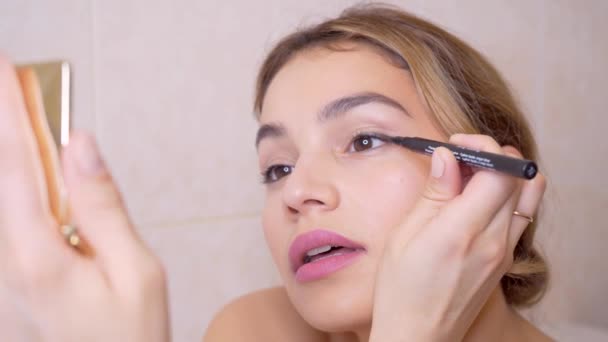 Confiada Joven Feliz Aplicación Maquillaje Preparándose Por Mañana Sonriendo Hermosa — Vídeo de stock