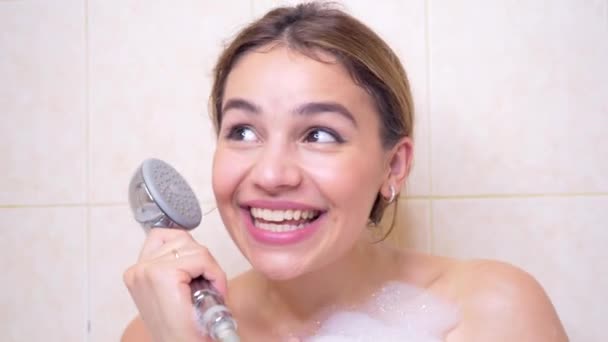 Hermosa Joven Riendo Divirtiéndose Bañera Hablando Por Teléfono Imaginario Siendo — Vídeos de Stock